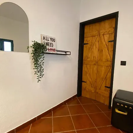 Room In House - Vibrant Stay In Old Town 招待所 *