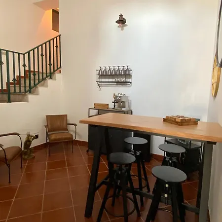 Room In House - Vibrant Stay In Old Town Αλμπουφέιρα