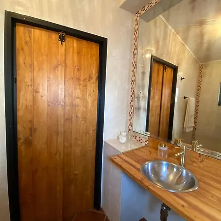 Πανσιόν Room In House - Vibrant Stay In Old Town Αλμπουφέιρα